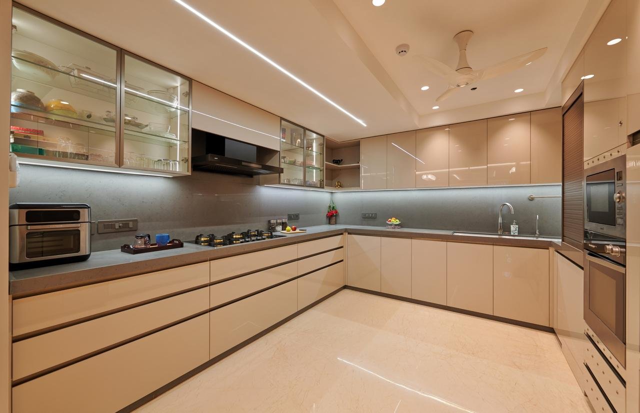High-quality L-shaped kitchen with glossy cabinets